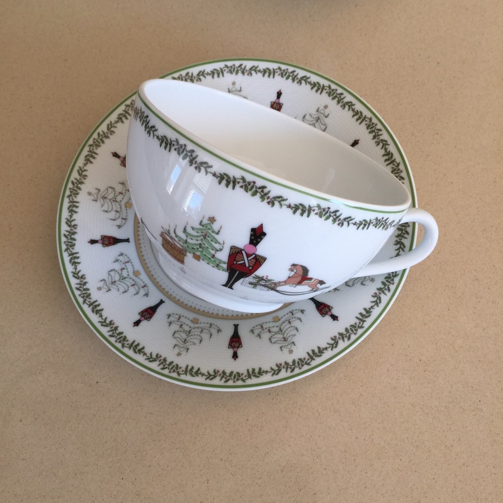 Jumbo Cup & Saucer Set Grenadiers